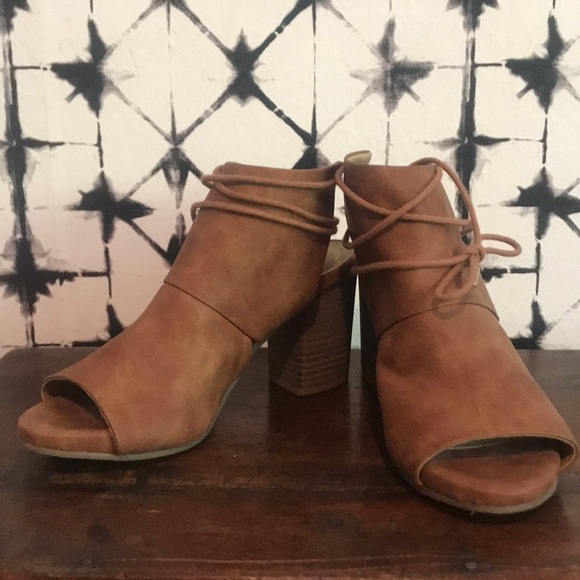 REACTION Kenneth Cole Best Hit Lace Up Heel - Picture 2 of 8